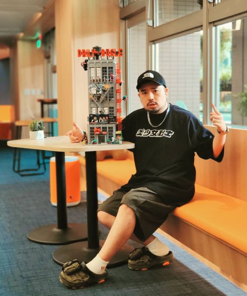 ▲阿達推出新歌《口罩戴好》，MV找來插畫家「囂搞」聯手打造。（ 圖／翻攝阿達臉書）