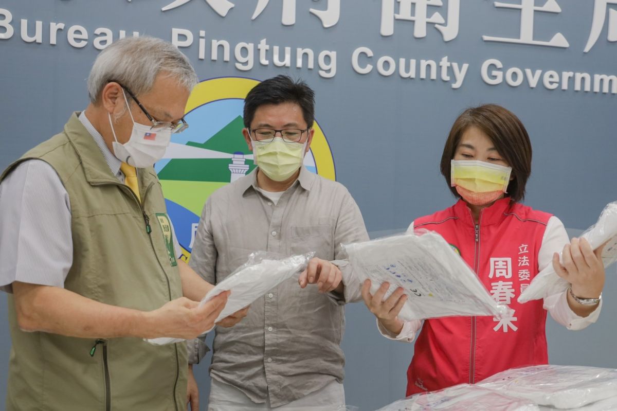 ▲周春米及鄭宏輝一同捐贈防護衣予屏東縣政府衛生局。（圖／周春米辦公室提供）