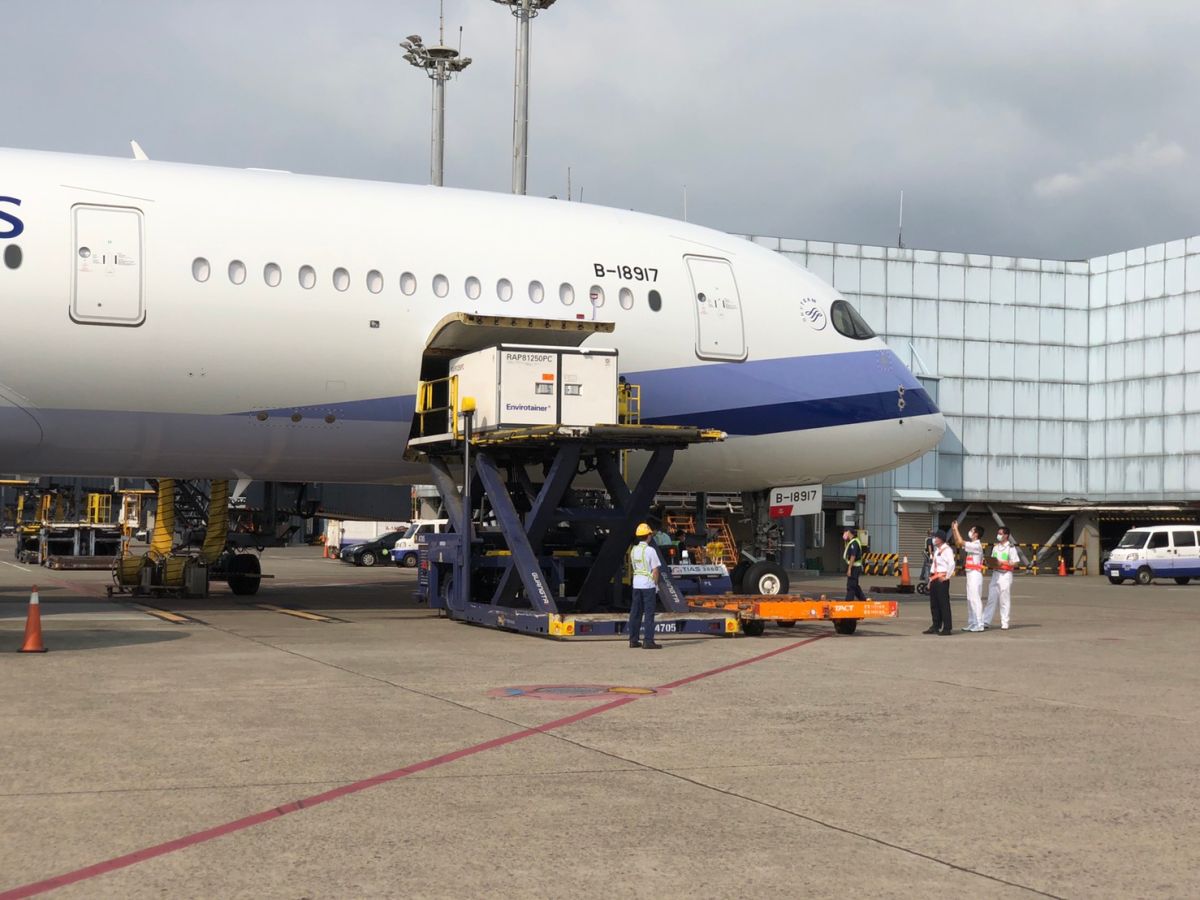 ▲今（7）日第二批自購AZ疫苗62.6萬劑於下午抵台。（圖／指揮中心提供）