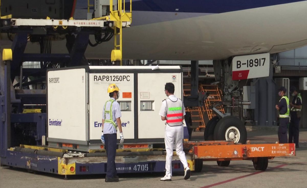 ▲今天華航CI-834次航班載運AZ疫苗落地完成通關程序之後，將運送至指定的冷儲物流中心進行後續的檢驗封緘作業。（圖／記者李春台翻攝）