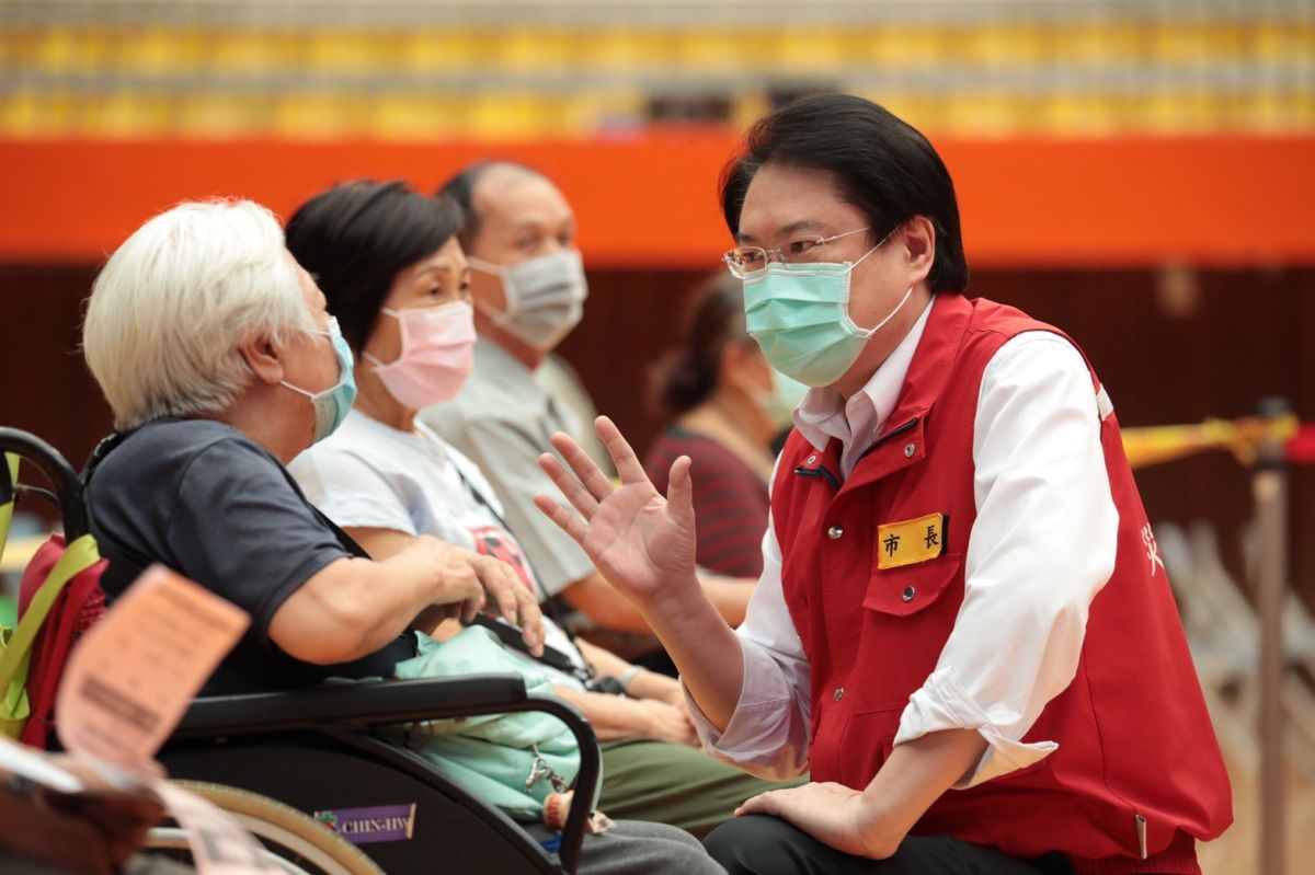 ▲基隆在疫苗施打的規劃上，一直強調「不用預約，不用排隊」；基隆市長林右昌到接種站視察，並關心長輩施打疫苗的情形。（圖／基隆市政府提供）