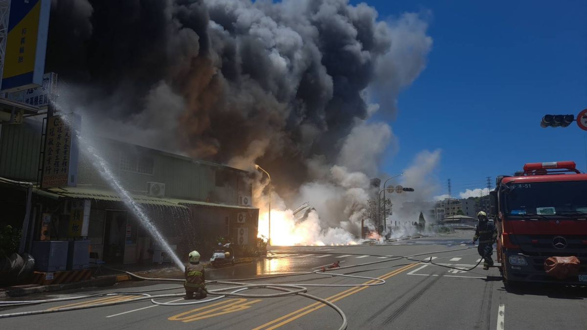 ▲今日中午小港區鎂合金工廠釀火災。（圖／記者蔡佳宏翻攝）