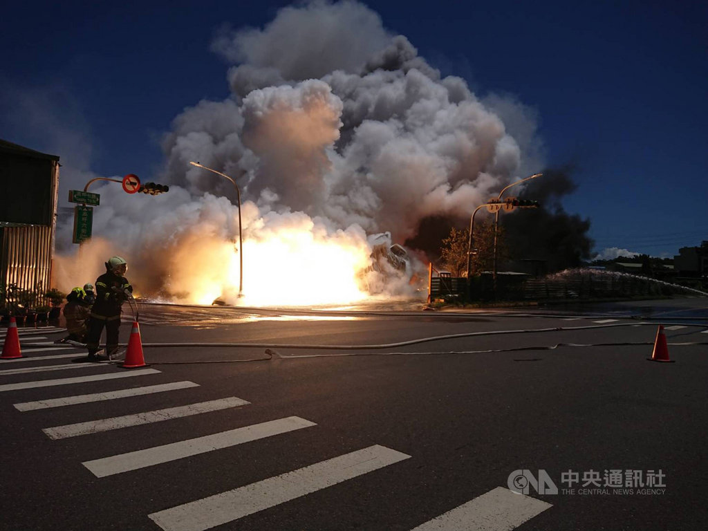 ▲高雄市小港區高坪七路一處工廠外7日上午發生火警，現場冒出大量白煙，消防人員到場後發現，工廠外一處空地堆放的鎂合金引發火勢，且持續延燒，消防人員持續滅火搶救。（高雄市政府消防局提供）中央社記者蔡孟妤傳真 110年7月7日