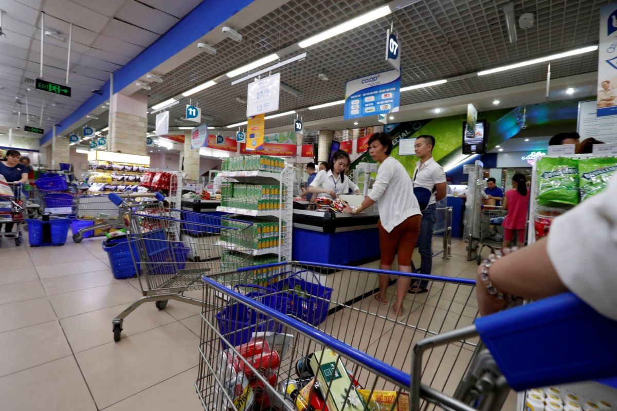 ▲越南胡志明市籠罩在封城的恐懼與猜疑中，當局近來為了防疫關閉許多傳統市場，線上購物貨品也被掃光，導致大量民眾湧入超市搶購。官員則說，食物充裕無虞，試圖平息恐慌。圖為疫情前資料照。（圖／美聯社／達志影像）