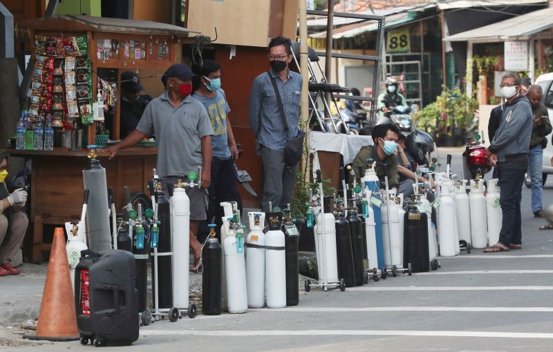 ▲排隊等著取氧氣的印尼民眾。（圖／美聯社／達志影像）