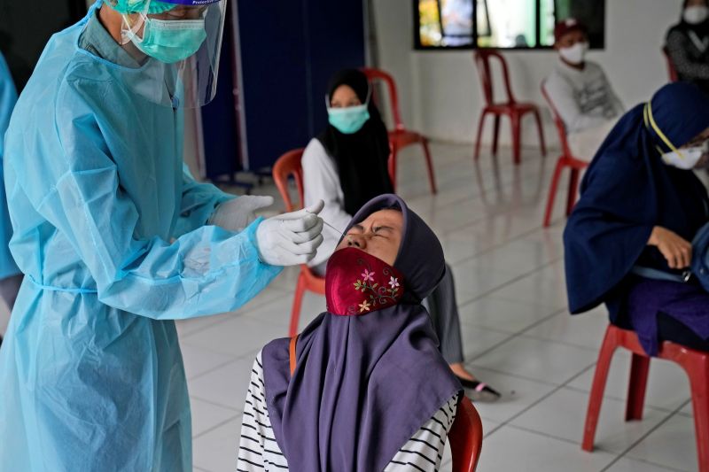 ▲由於變種病毒Delta肆虐，印尼近期的疫情並不樂觀。圖為印尼民眾進行病毒採檢。（圖／美聯社／達志影像）