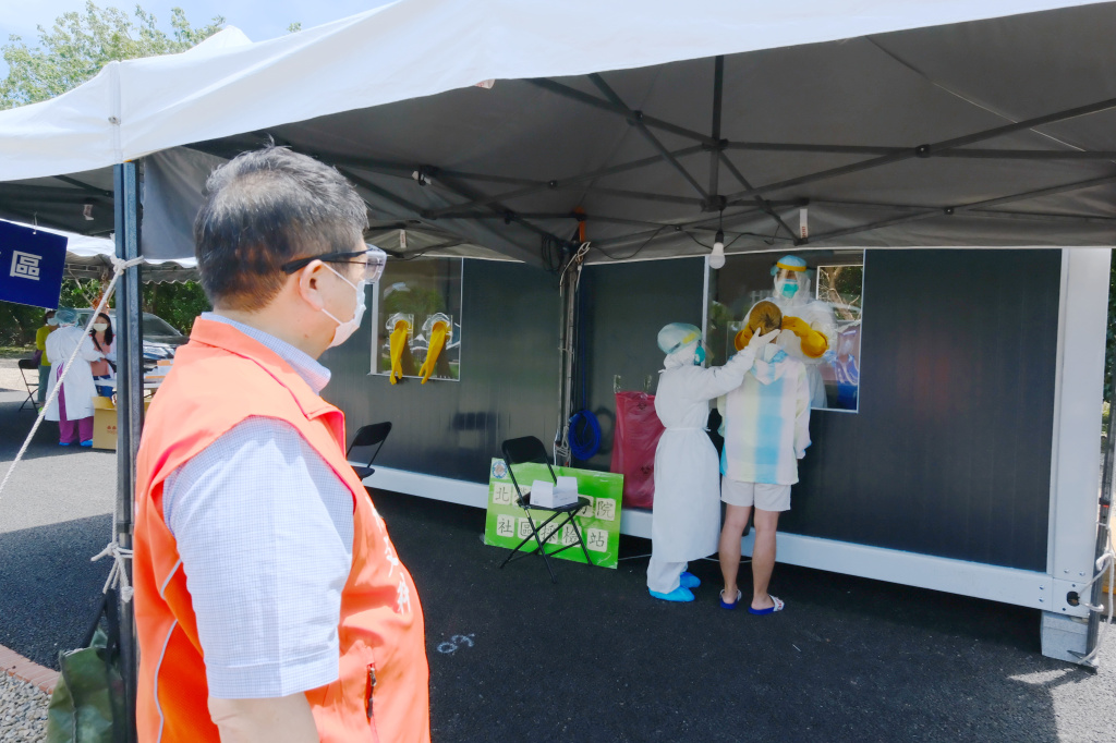 ▲台北榮總新竹分院承接新竹縣竹東鎮快篩重任，縣長楊文科（左）到場感謝醫護人員辛勞。（圖／台北榮總新竹分院提供）