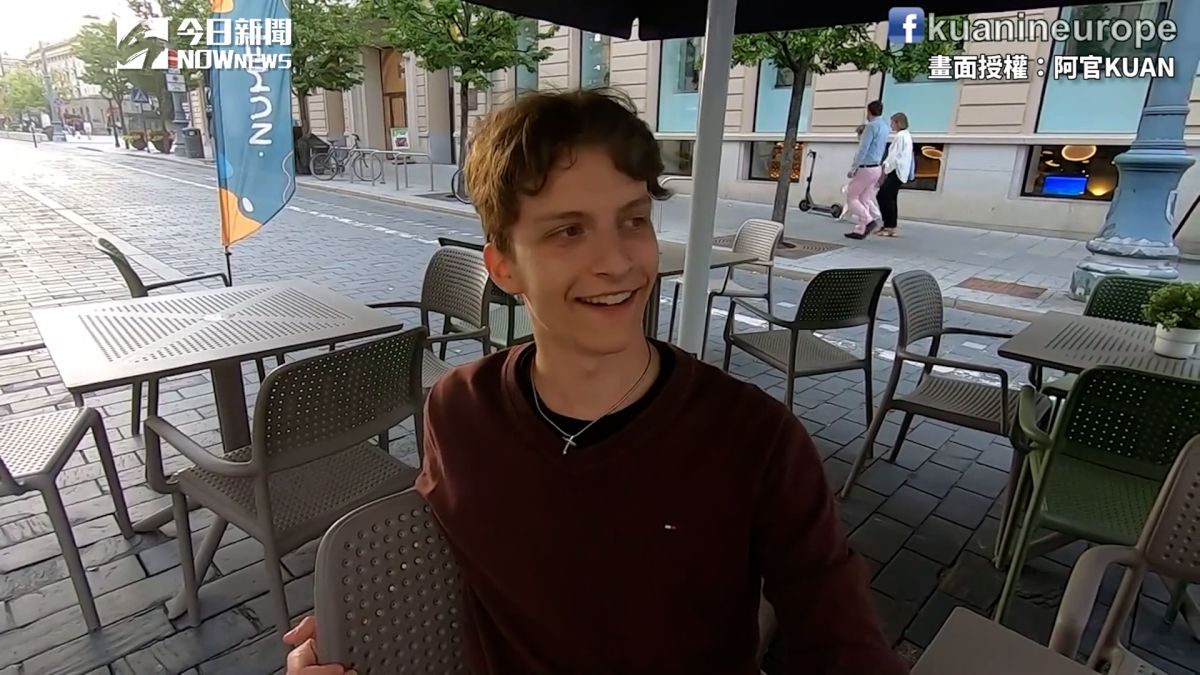 ▲ 街訪立陶宛民眾捐疫苗看法，未料路人超高顏值意外成網友焦點。（圖／阿官KUAN 授權）