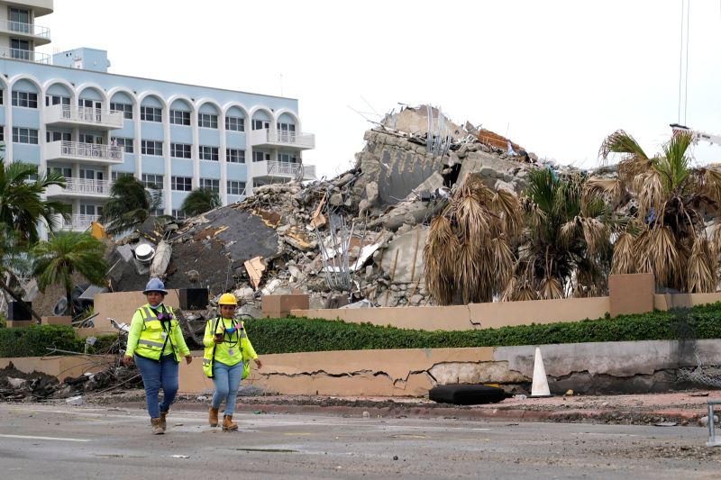▲美國佛羅里達州一棟濱海公寓近兩週前坍塌，釀成至少54死。邁阿密戴德郡郡長萊文卡瓦今天表示，搜救人員做出「極其艱難的決定」－結束在瓦礫堆搜救倖存者。（圖／美聯社／達志影像）