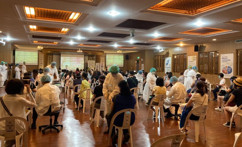 ▲台北慈濟醫院安排幼教老師在雙和靜思堂接種疫苗。(圖/新北市政府教育局提供)
