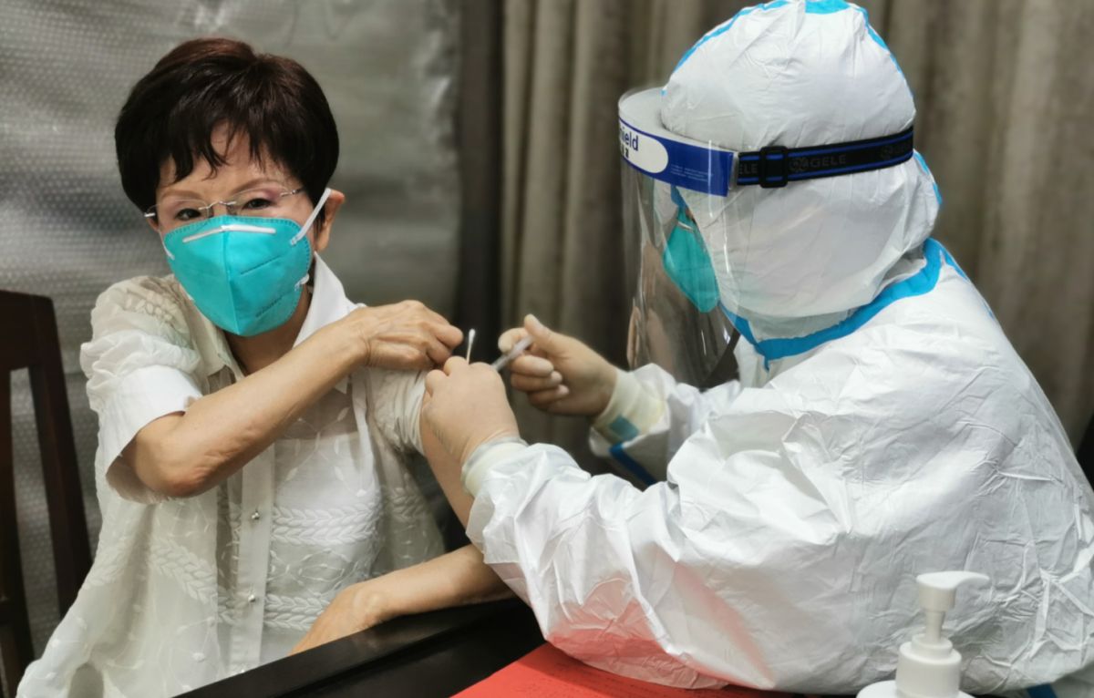 ▲前國民黨主席洪秀柱今日在臉書秀出她已在浙江施打疫苗的照片。（圖／取自洪秀柱臉書）