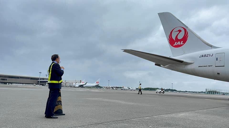 ▲日贈台第2批113萬劑疫苗飛機起飛，駐日代表謝長廷前往機場送機。（圖／翻攝自謝長廷臉書）