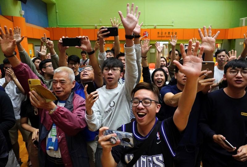 ▲香港泛民派曾在2019年底的區議會選舉大獲全勝，當晚香港街頭到處可見興奮的民眾慶祝；時隔不到2年，社會氛圍似已改變。（圖／美聯社／達志影像）
