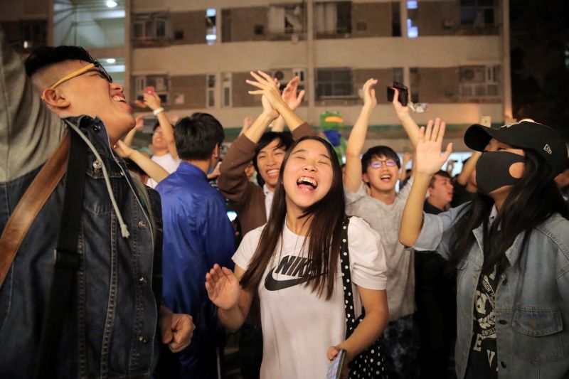 ▲香港泛民派曾在2019年底的區議會選舉大獲全勝，當晚香港街頭到處可見興奮的民眾慶祝。今年愛國者治港下，香港氣氛已然全然改變。（圖／美聯社／達志影像）