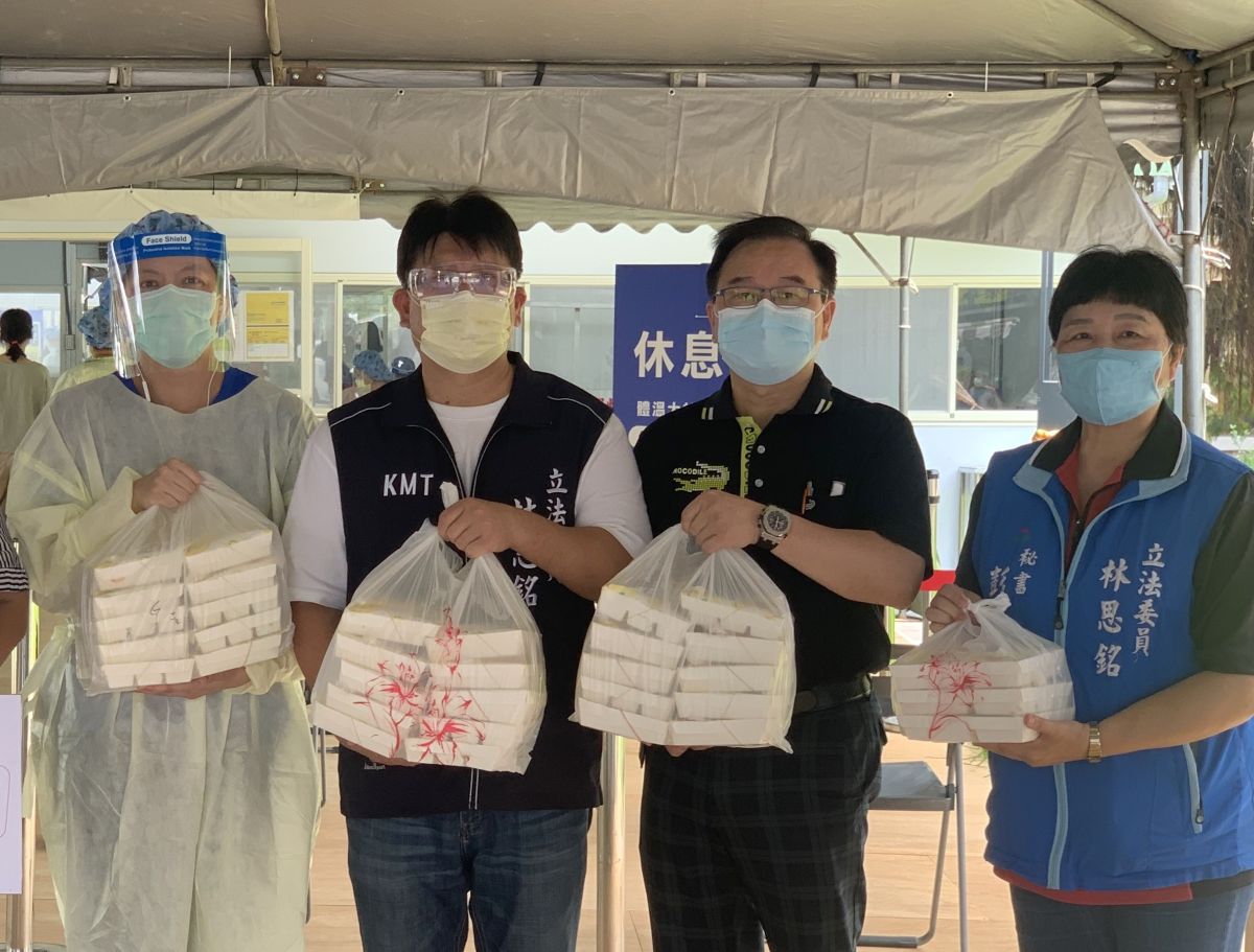 ▲新竹縣立委林思銘（右3）、國際扶輪新竹朝陽扶輪社創社社長彭泓瑋（右2）今天送愛心便當到竹東戲曲公園的疫苗接種站，慰勞醫護人員。（圖／林思銘辦公室提供）
