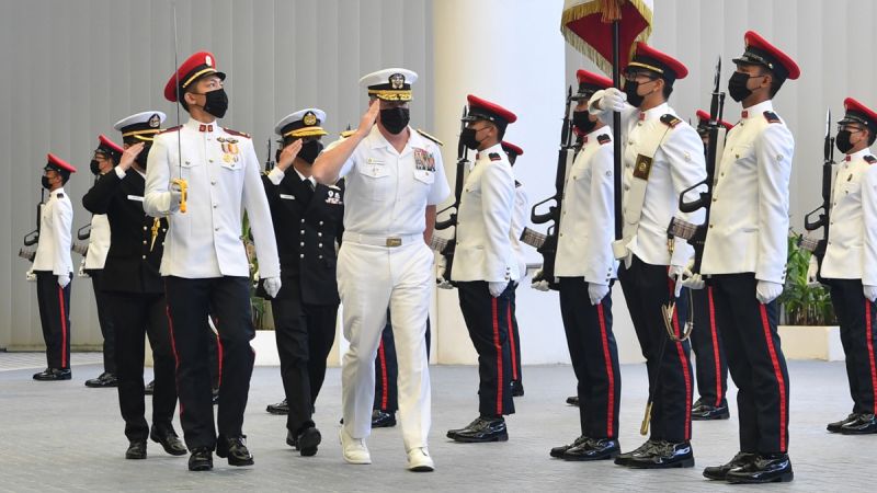 ▲美國太平洋艦隊司令帕帕羅（左）訪問新加坡。（圖／翻攝自U.S. Pacific Fleet推特）