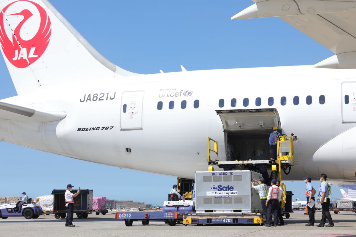 ▲日本贈與我國的113萬劑AZ疫苗已經在今（8）日下午2點多抵台，預計15日即可開放國人施打。（圖／指揮中心提供）