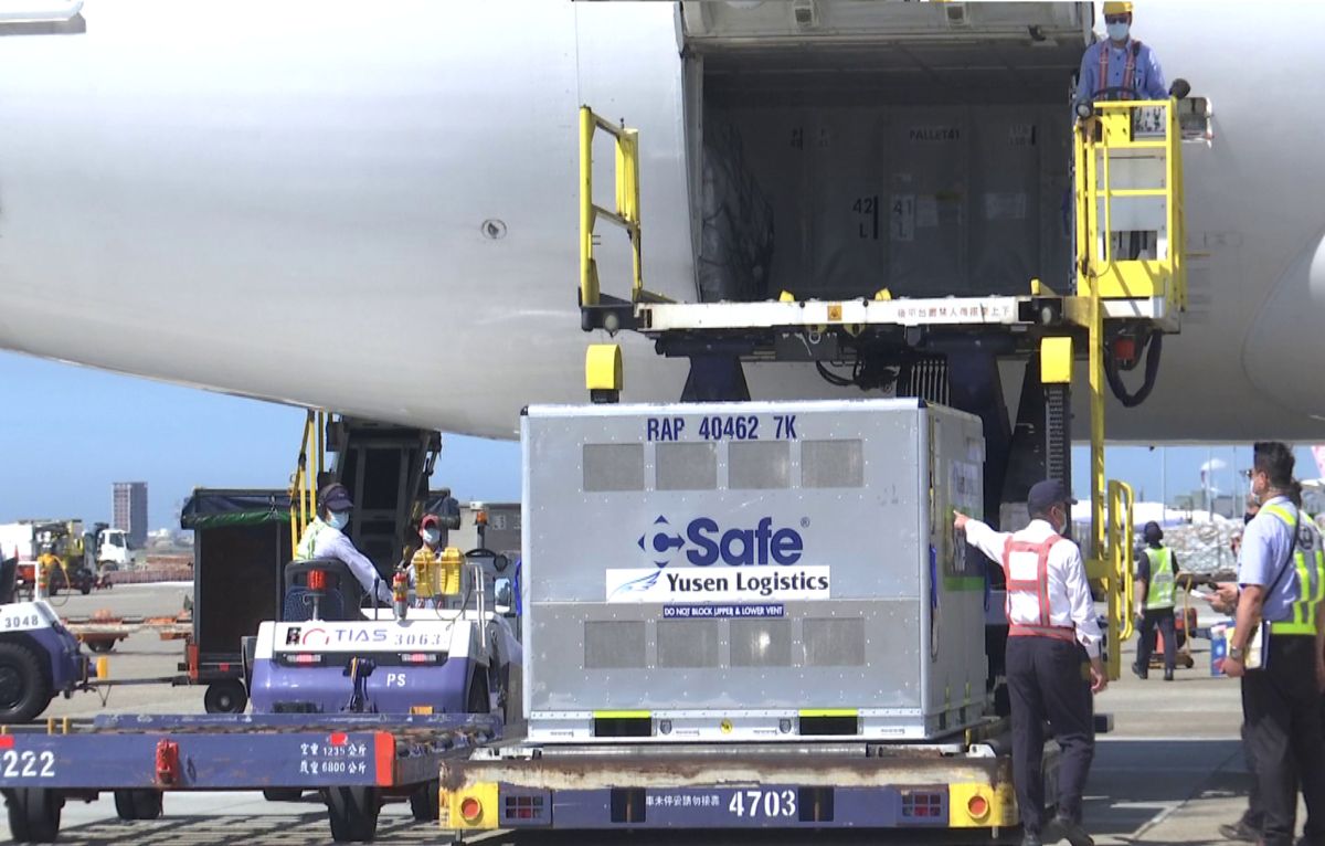▲日本捐贈台灣第二批疫苗今天下午14:20分順利降落台灣，這次疫苗載運任務由日本航空JL-809航班執行。（圖／記者李春台翻攝）