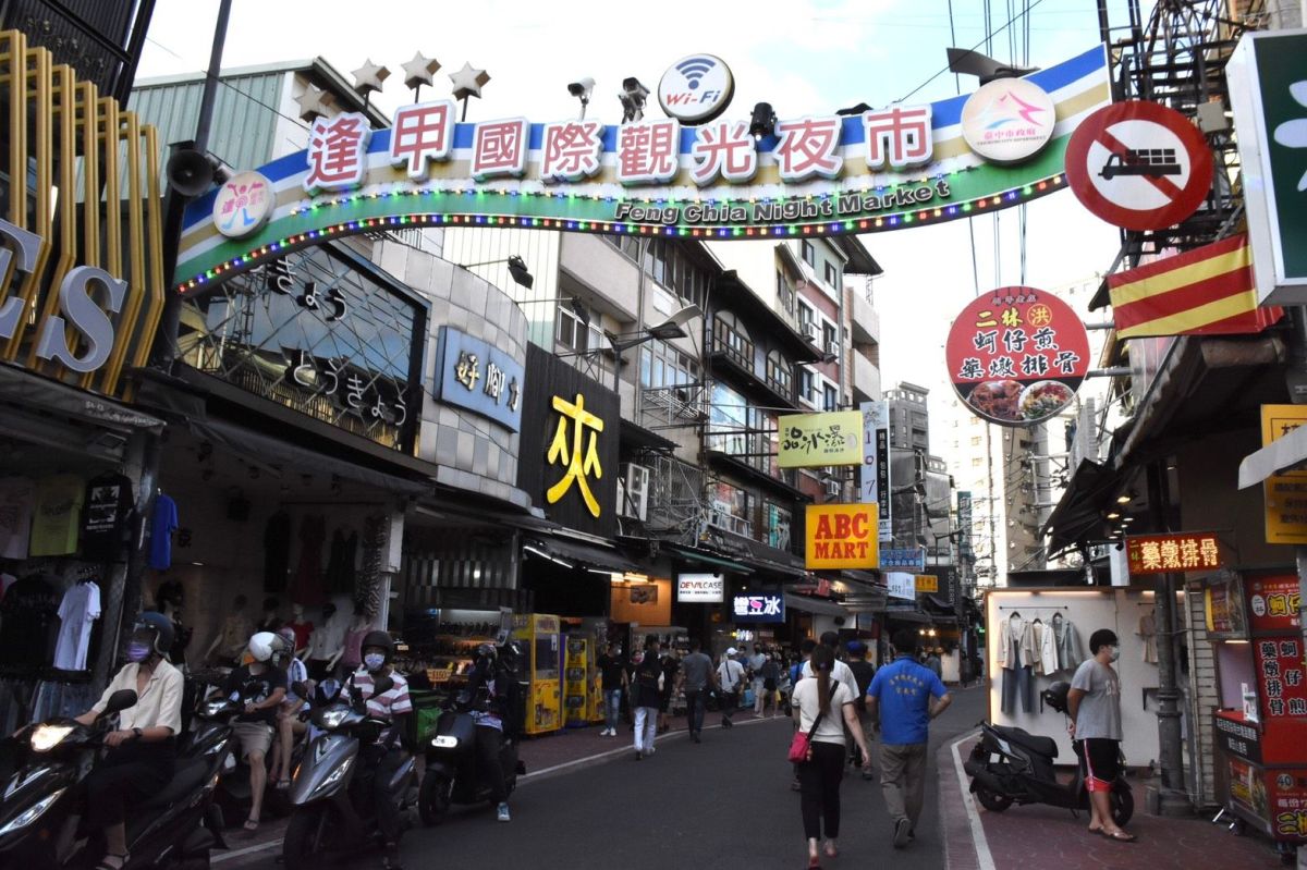▲中市將進行夜市首波「穩健解封」，禁止「餐飲內用」、「試吃活動」、「邊走邊吃」(圖／市政府提供2021.7.8)