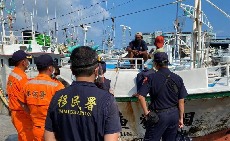 防堵疫情！移民署屏東縣專勤隊向漁工宣導防疫
