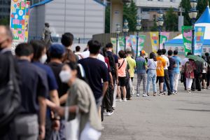 ▲圖為韓國民眾正排隊等待篩檢。（圖／美聯社／達志影像）