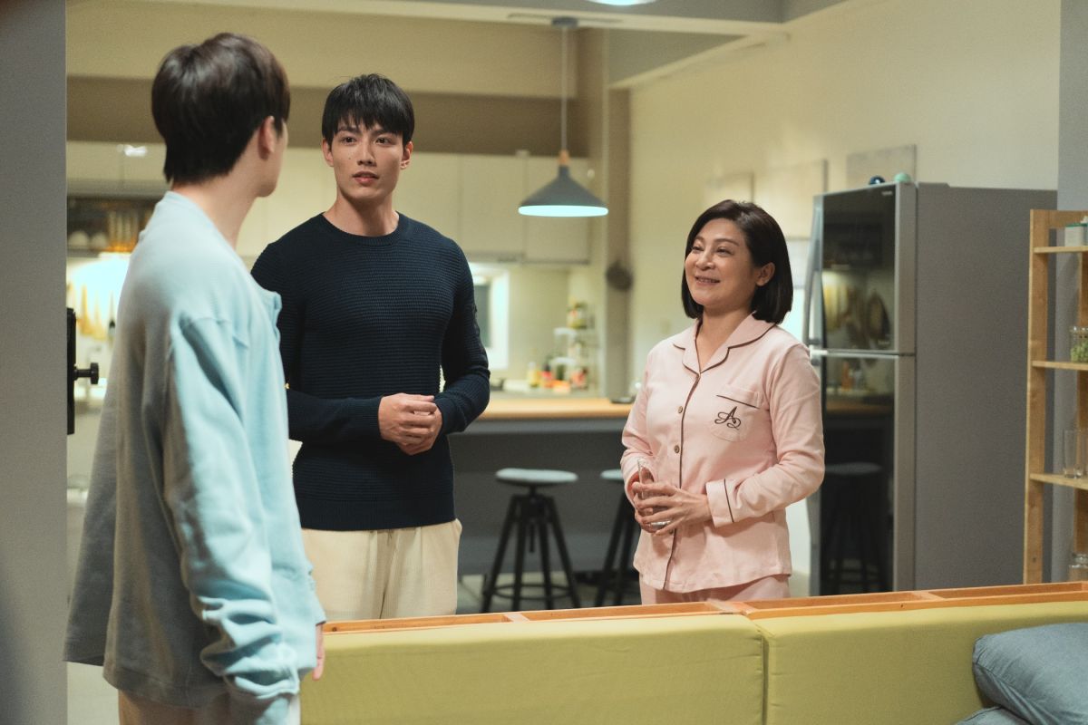 ▲王彩樺（右）透露賴東賢（中）肌肉嚇人。（圖／Vidol提供）