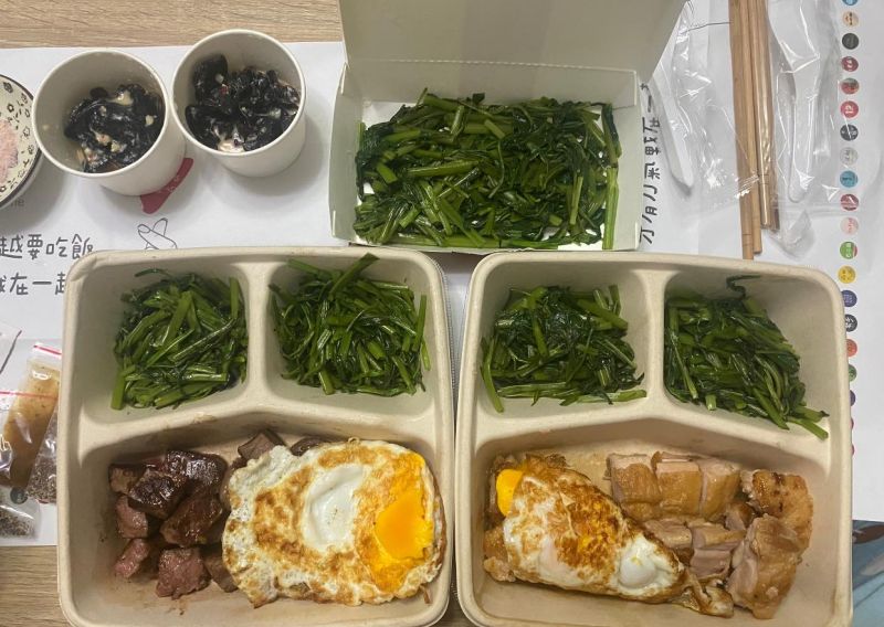 ▲網友的兩個便當以及一份加點的青菜,裡面全部都是空心菜。(圖/翻攝自《爆廢公社二館》臉書)