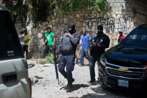 ▲海地總統摩依士遇刺身亡，海地警方持台灣提供的T65K1步槍在官邸外警戒。（圖／達志影像／美聯社）