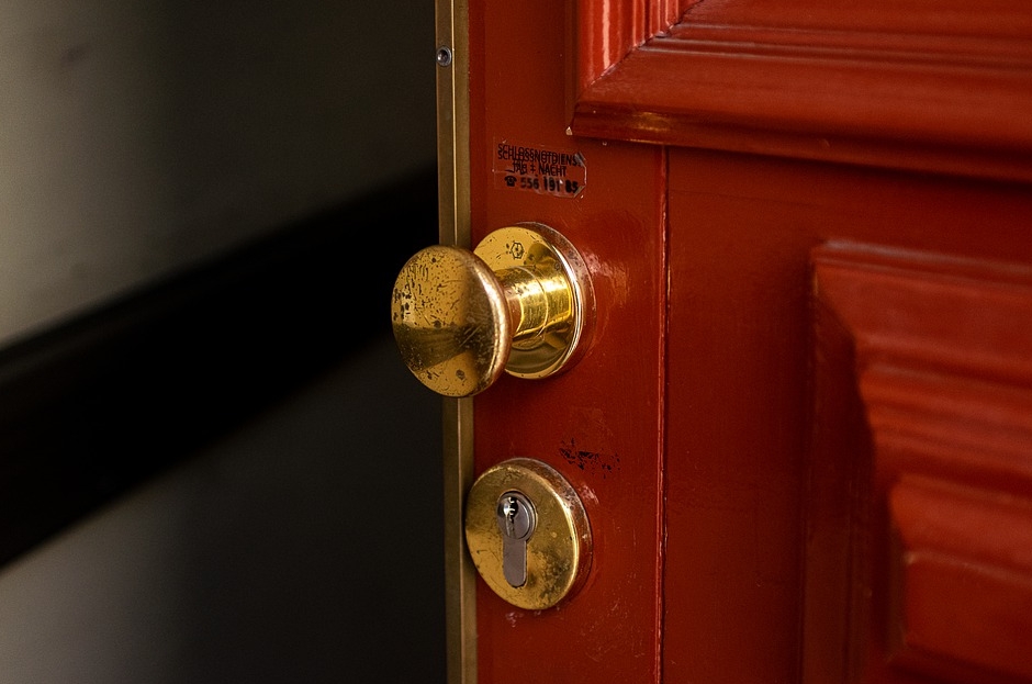 ▲有名女子聽到客廳傳來奇怪聲音，甚至還瀰漫著陣陣惡臭，想不到竟是一名陌生男子闖入「上大號」。（示意圖／翻攝自《pixabay》 ）