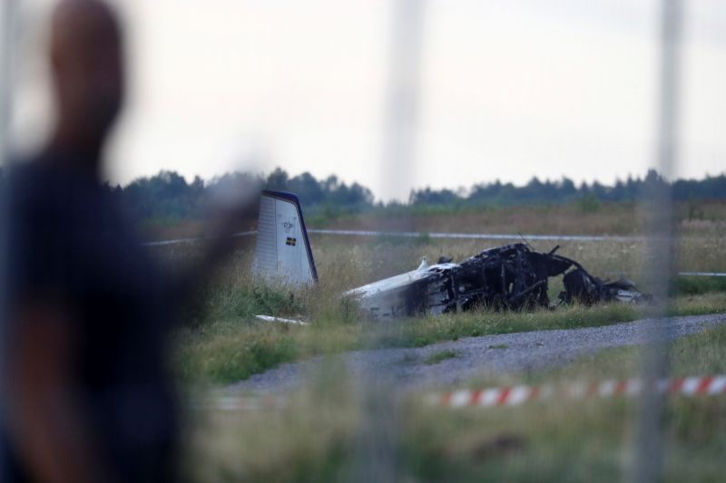 ▲瑞典通訊社引述當局指出，一架載著9人的飛機起飛後，墜落在奧勒布羅（Orebro）機場附近。另外黎巴嫩也發生教練機失事案件，機上3人恐已罹難。（圖／美聯社／達志影像）