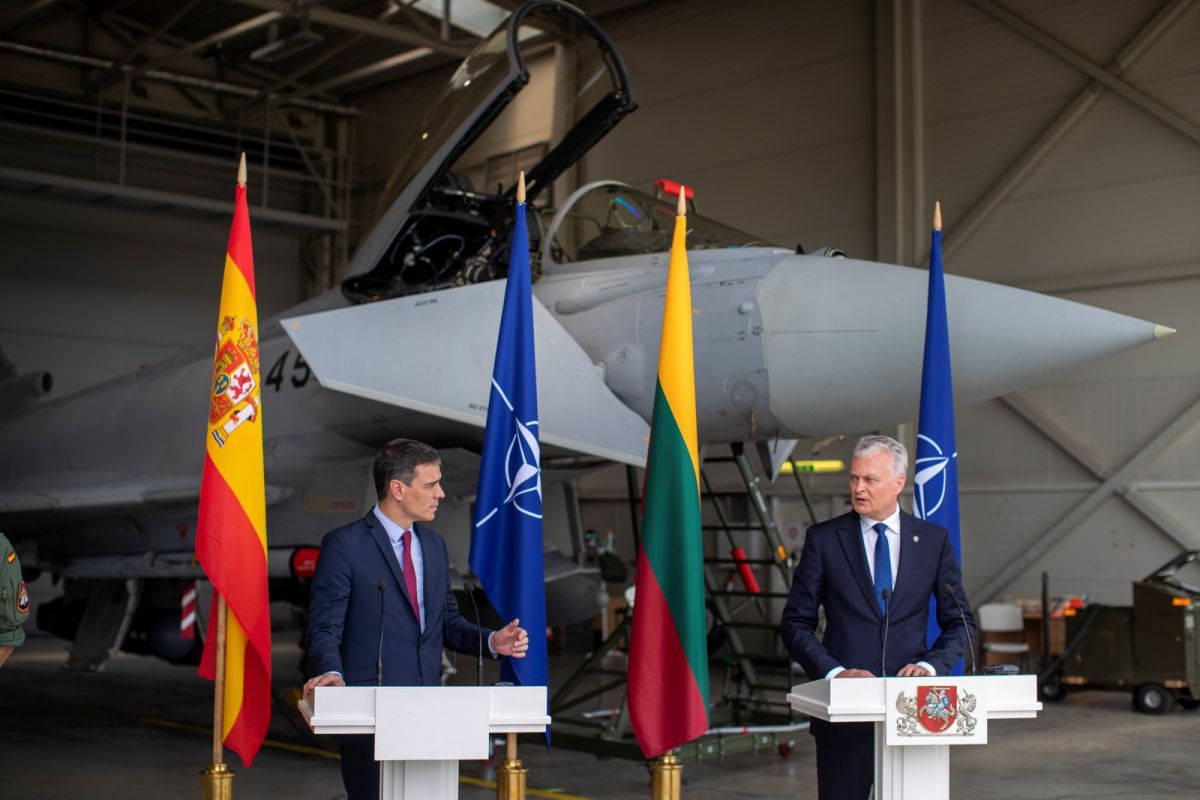▲西班牙總理與立陶宛總統8日舉行聯合記者會，竟意外目睹北約戰機如何在第一時間升空攔截俄機。（圖／美聯社／達志影像）