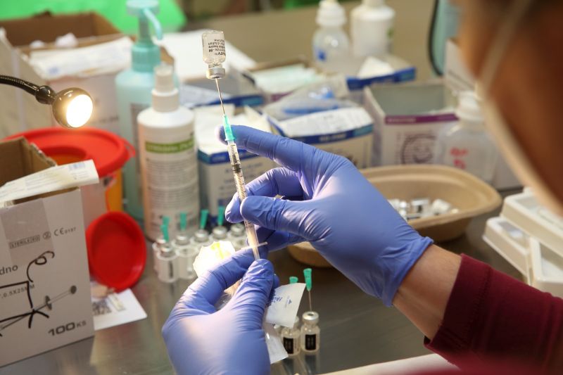 ▲知名藥廠輝瑞正在進行有關新冠疫苗第3劑加強針，以及專門應對Delta變種的更新款疫苗研發。示意圖。（圖／美聯社／達志影像）