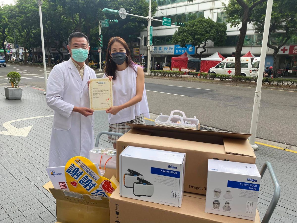 ▲賈永婕（右）抗疫1個月。（圖／賈永婕臉書）