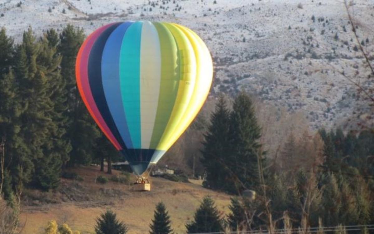 ▲紐西蘭南島（SouthIsland）熱門旅遊城鎮今天發生熱氣球墜入房屋事故，造成至少11人受傷。示意圖。（圖／翻攝自RNZ News）