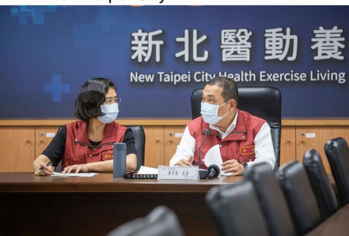 ▲侯友宜的IG上，有張與衛生局長陳潤秋互看的照片，引發熱議。（圖／擷取侯友宜IG）