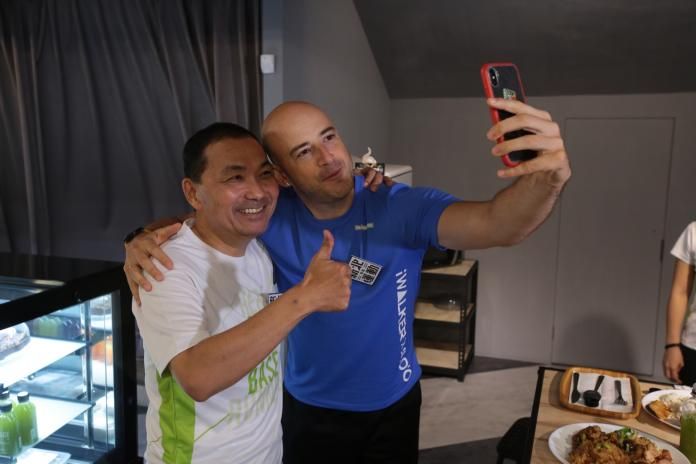 ▲吳鳳（右）以正向態度看待網路霸凌，左為新北市長侯友宜。（圖／資料照）