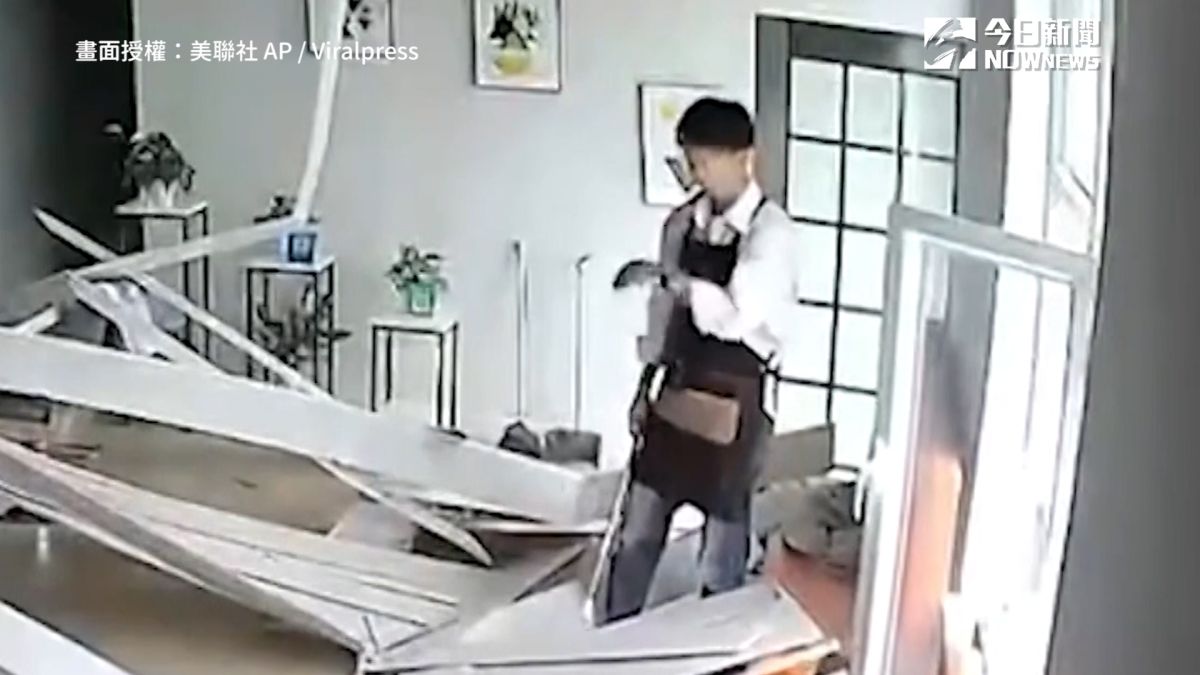 ▲ 中國一間髮廊老闆突聽見爆裂聲！下秒竟遭整片天花板重擊。（圖／美聯社 AP / Viralpress 授權）