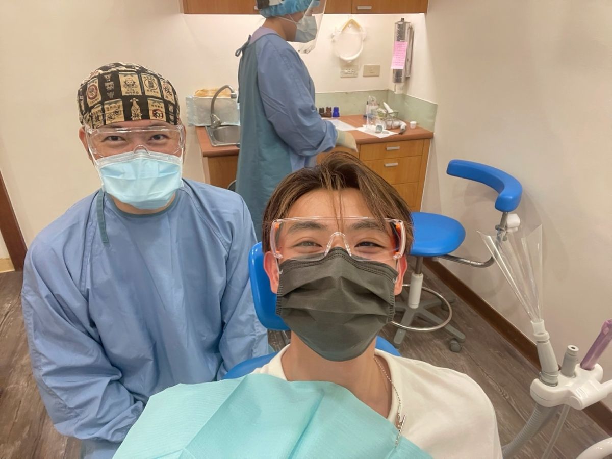 ▲晨翔（前）吃熱壓吐司，竟然把牙齒給咬裂。（圖／翻攝晨翔臉書）