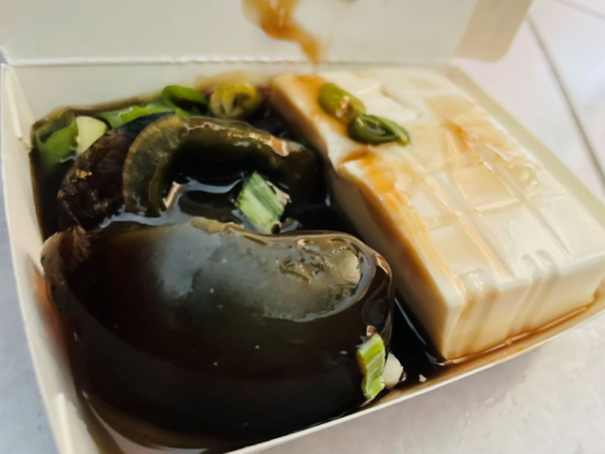 ▲你吃皮蛋都怎麼吃呢？就有網友分享他吃皮蛋豆腐「會多2步驟」，貼文一出，也有老饕讚「香港朋友也這樣吃」。（示意圖／記者陳雅雲攝）