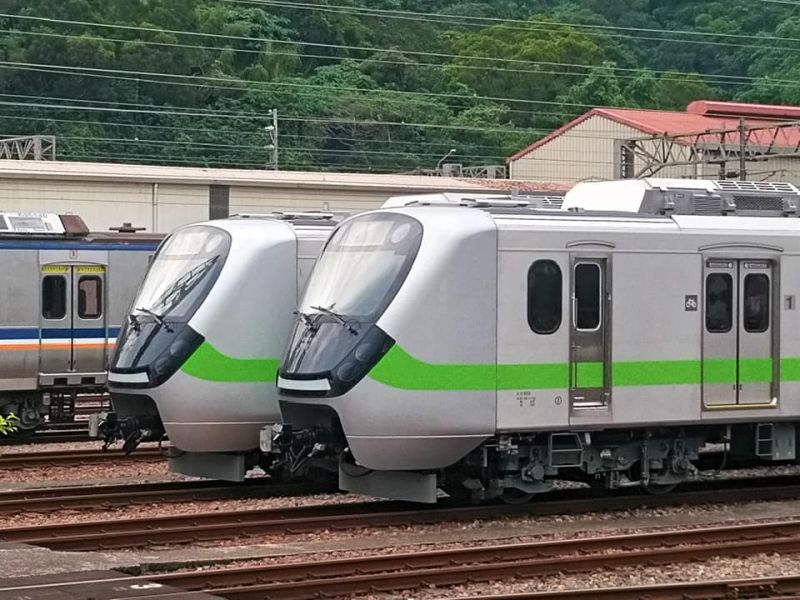 ▲台鐵局表示，5月抵台的EMU903及904編組，將自7月中旬起投入新竹、基隆、瑞芳的營運。（圖／翻攝自台鐵局臉書專頁）