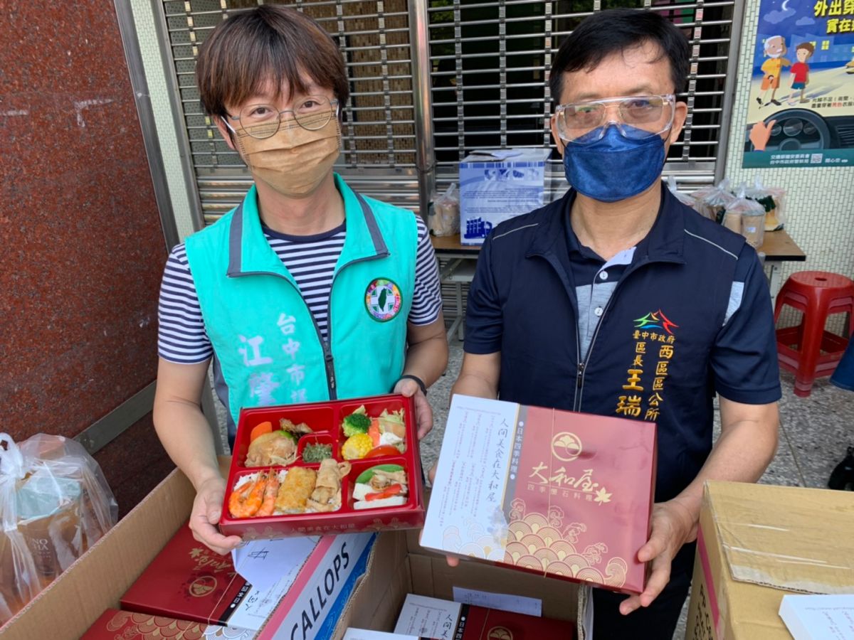 ▲議員江肇國募得民間企業的支持，購買日本高級懷石餐盒，送給第一線防疫人員加油打氣(圖／江肇國提供2021.7.9)
