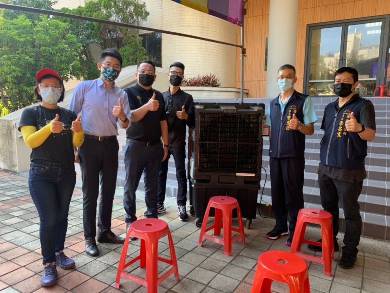 ▲考量到天氣酷熱,議員黃守達偕同企業人士,提供水冷氣機,讓民眾在戶外等待時不會熱昏頭(圖/黃守達提供2021.7.9)