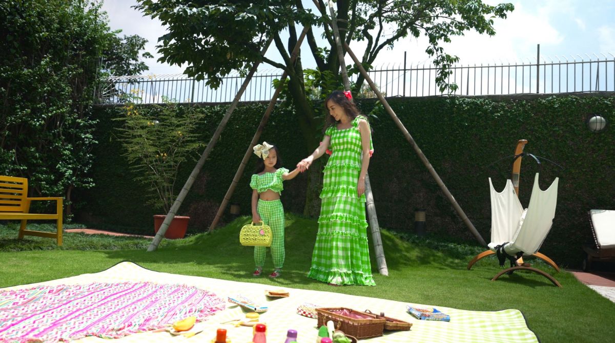 ▲關穎（右）女兒CC代言兒童精品。（圖／寬魚國際）