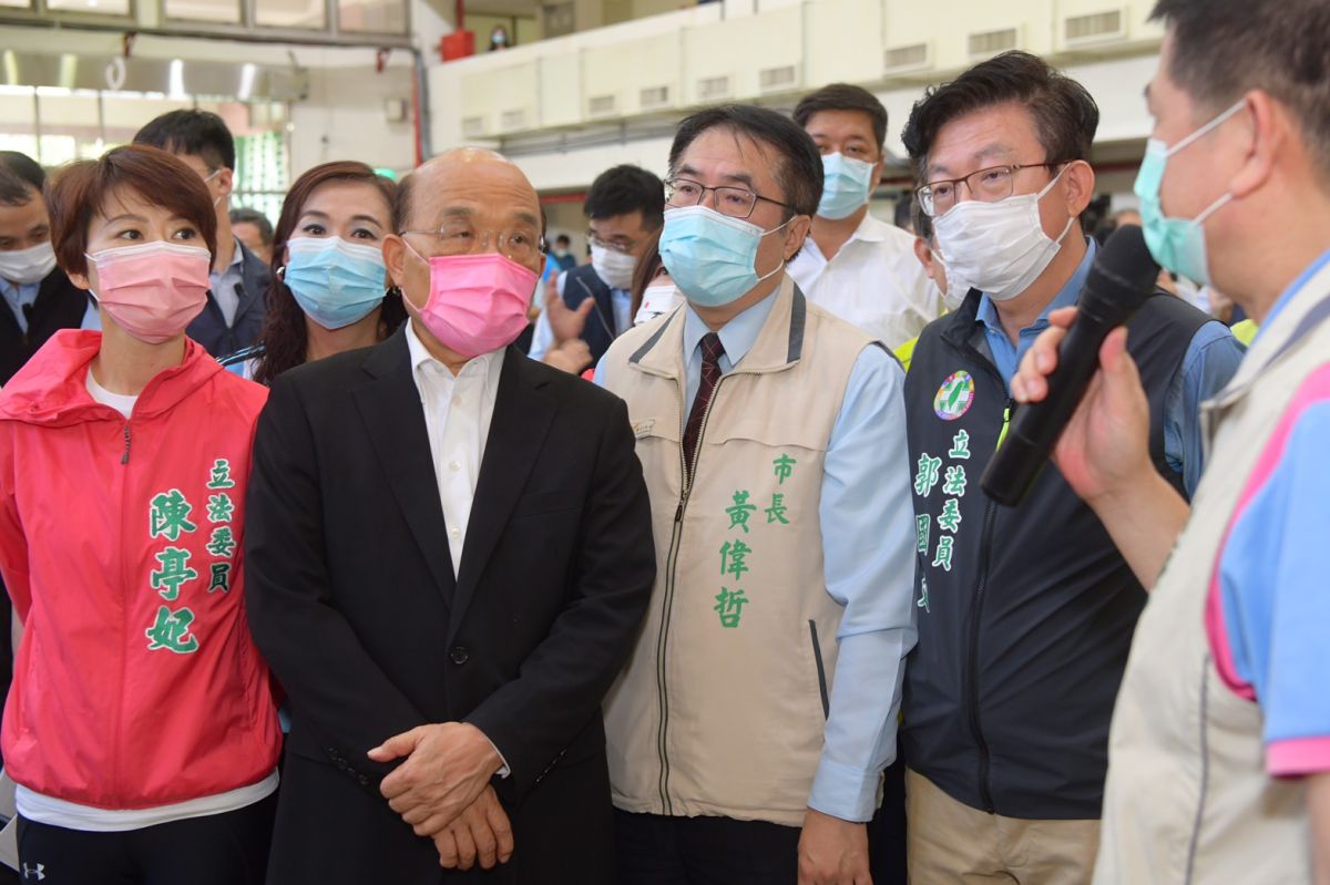 ▲蘇貞昌赴台南視察芒果外銷，肯定台灣農產品的品質優良。（圖／行政院提供）