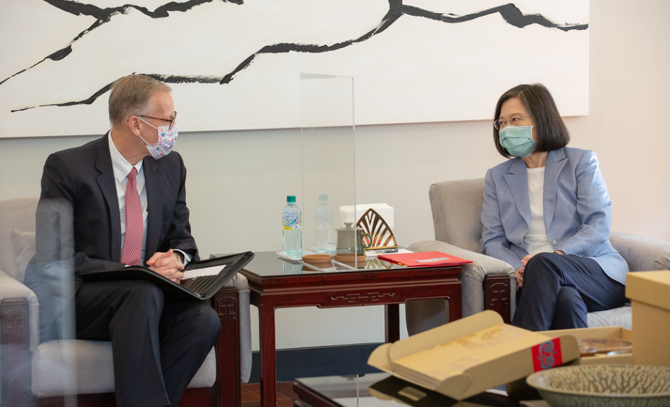 ▲蔡英文祝福酈英傑與其家人，並相揪未來一同去找棵大樹下，吃碗冰，品味台灣美好風光。（圖／總統府提供）