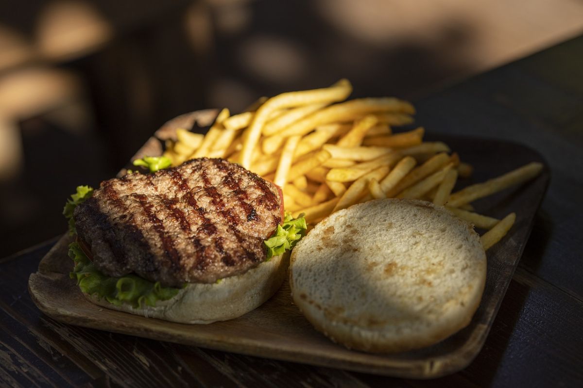 ▲原PO買了馬芬麵包自製滿福堡，卻因為做錯一步，讓滿福堡意外變成「2倍大」。（示意圖／翻攝自Pixabay）
