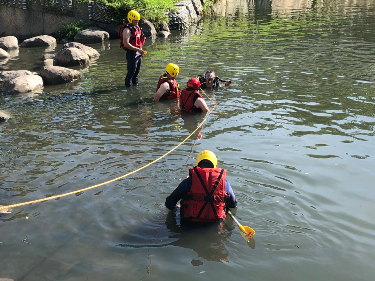 ▲消防員到場後隨即更換潛水裝備，並出動橡皮艇進行打撈作業。（圖／翻攝畫面）