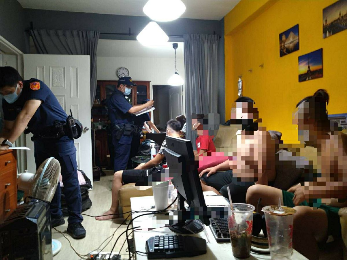 ▲苓雅分局獲報在轄區一處公寓有人獲報有民眾違規在室內群聚打麻將，警方當場對9人舉發，合計最高恐挨罰270萬元。(圖／記者郭凱杰翻攝)