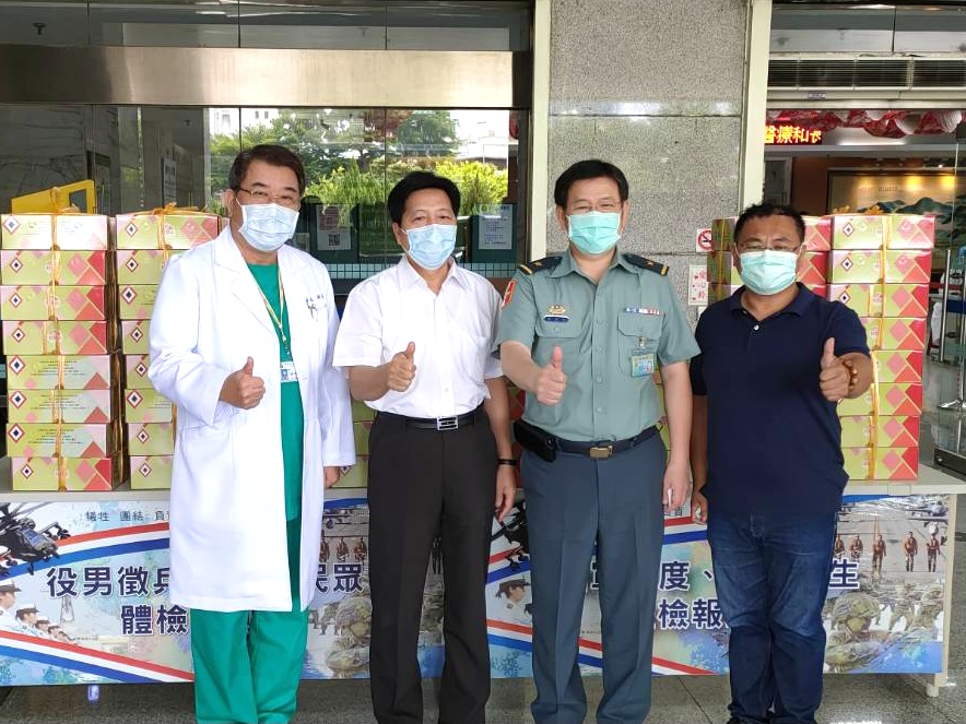 ▲為了力挺果農，也替醫護人員加油打氣，桃園市前立委鄭寶清今天上午親自送了大量水蜜桃到國軍桃園總醫院。（圖／鄭寶清服務處提供）