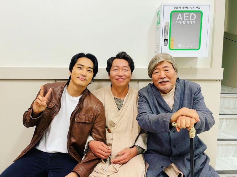 ▲▼劇中石匠長者(上圖右)與本季大魔王李奎炯認識。(圖/tvN)